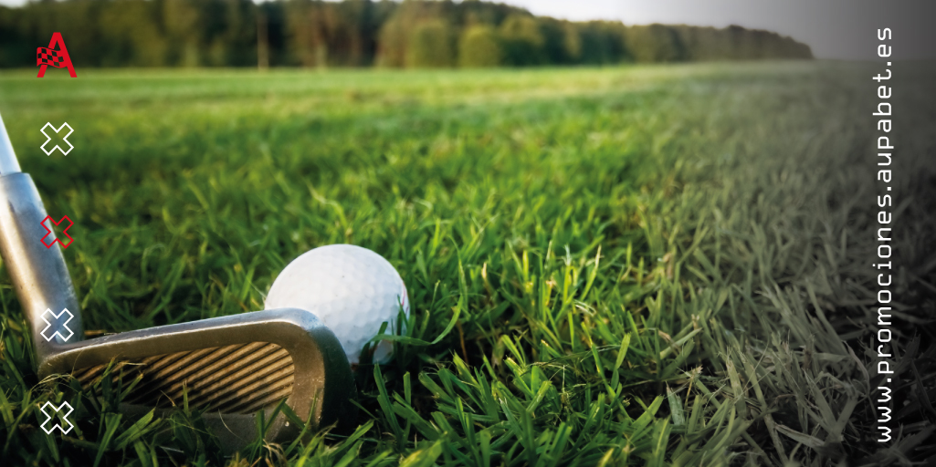 Palo de golf preparado para golpear una bola blanca sobre el césped