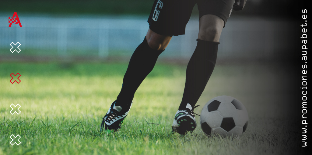 JUGADOR DE FUTBOL DRIBLANDO CON EL BALON