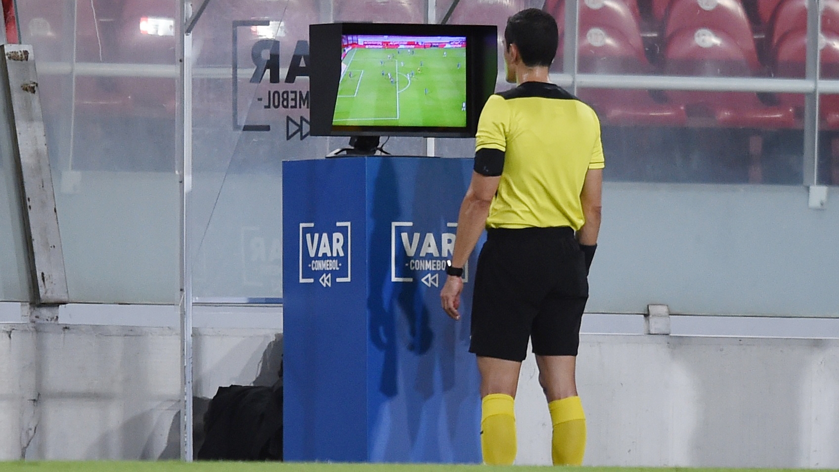 Nace la ley ‘anti-Arsenal’: el VAR amplía sus poderes para controlar los bloqueos en córners y faltas